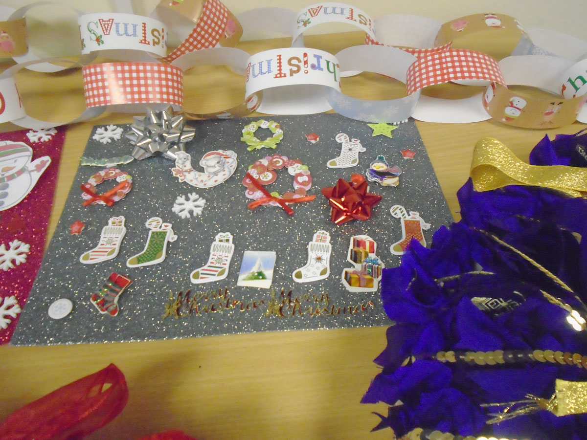 Photo of finished paper chain and Christmas decorations